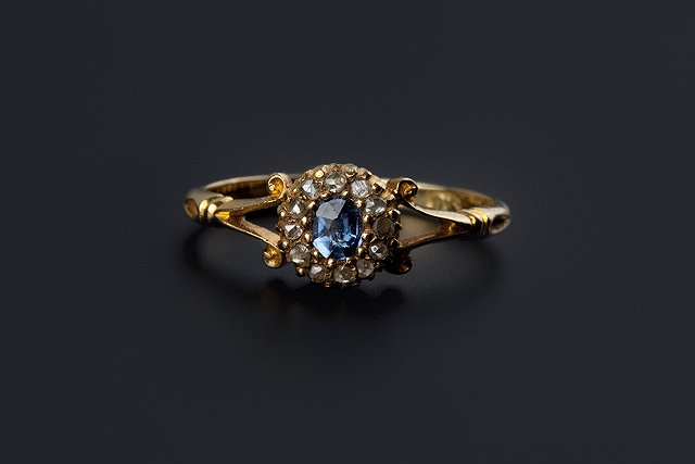 Appraisal: A late Victorian sapphire and diamond cluster ring the oval