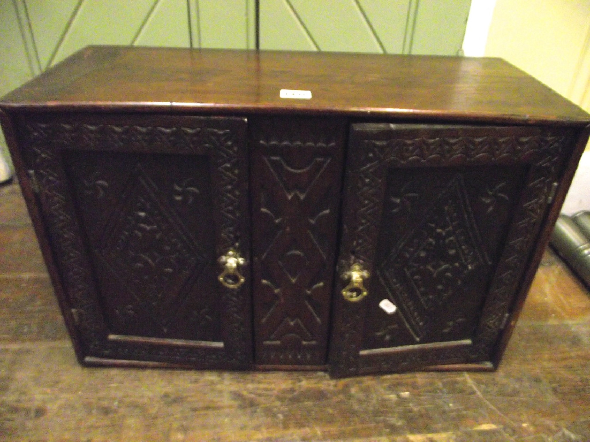 Appraisal: A small th century oak wall cupboard the front elevation