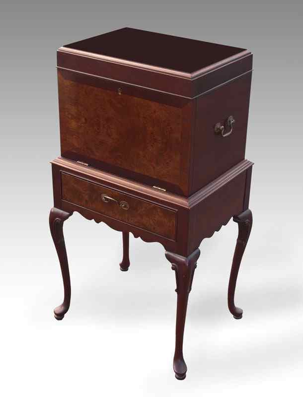 Appraisal: HICKORY FURNITURE MAHOGANY SILVER CHEST Hinged top lid with removable