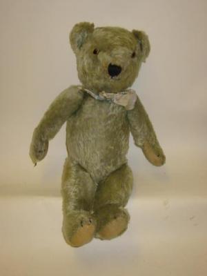 Appraisal: A pre-war English teddy bear possibly Merrythought straw filled covered