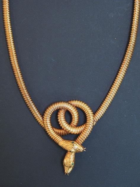 Appraisal: A YELLOW GOLD HALLMARKED NECKLACE in the form of two