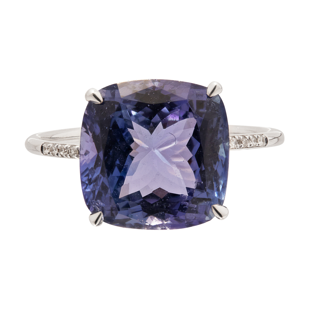 Appraisal: A Tanzanite set ring claw set with a cushion cut