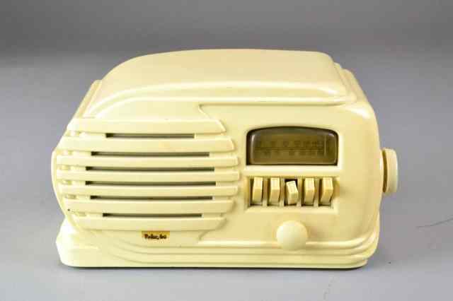 Appraisal: PLASTIC BELMONT RADIO MODEL SD ivory colored plastic Belmont radio