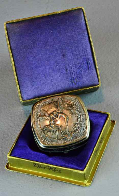 Appraisal: Maxfield Parrish Djer-KissCompact Original BoxDepicting two fairies kissing on silverplate