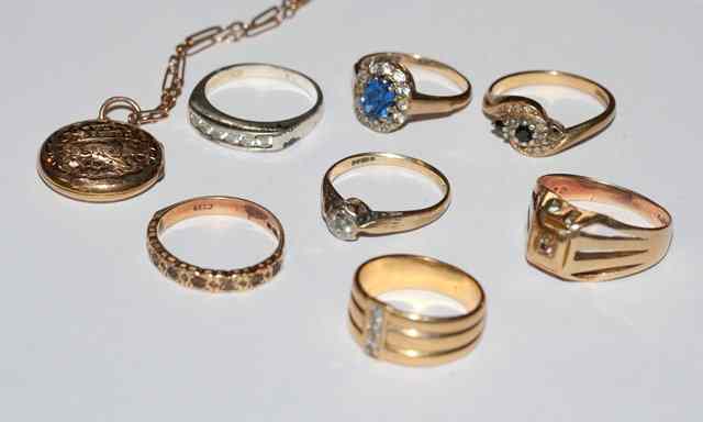 Appraisal: A COLLECTION TO INCLUDE an ct gold triple band ring