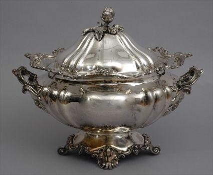 Appraisal: ELKINGTON CO SILVER-PLATED TUREEN AND COVER The oblong fluted bowl