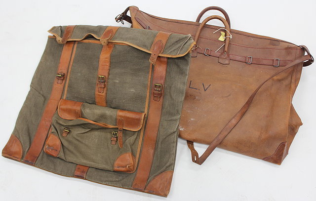 Appraisal: AN OLD LEATHER BAG with canvas lined interior and loop