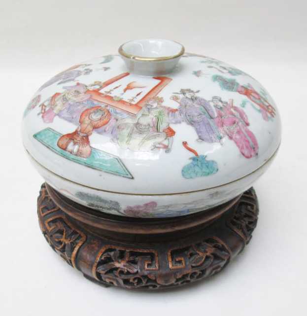 Appraisal: CHINESE PORCELAIN SWEET MEAT LIDDED BOWL Famille Rose hand enameled