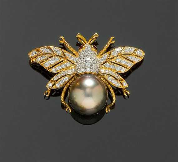 Appraisal: PEARL BRILLIANT-CUT DIAMOND AND RUBY BROOCH PENDANT Yellow gold Decorative