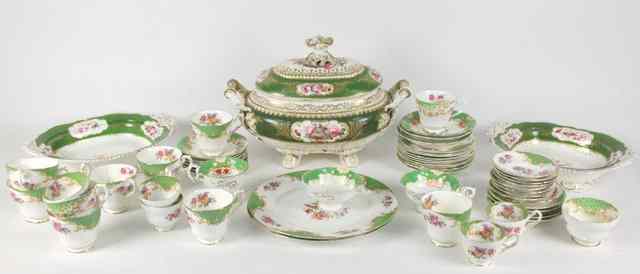 Appraisal: A large Regency soup tureen and cover cm wide painted