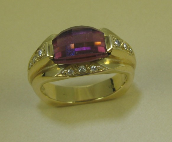 Appraisal: MAN'S GARNET DIAMOND AND EIGHTEEN KARAT GOLD RING centering a