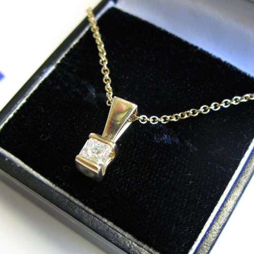 Appraisal: DIAMOND AND FOURTEEN KARAT GOLD PENDANT NECKLACE The pendant is