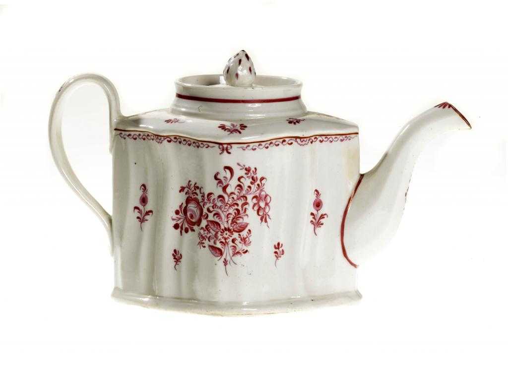 Appraisal: A THOMAS WOLFE TEAPOT AND COVER of silver shape and