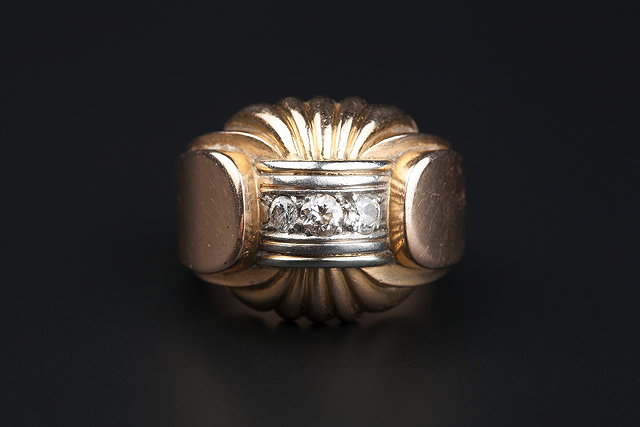 Appraisal: A FRENCH DIAMOND SET DRESS RING circa of odeonesque design