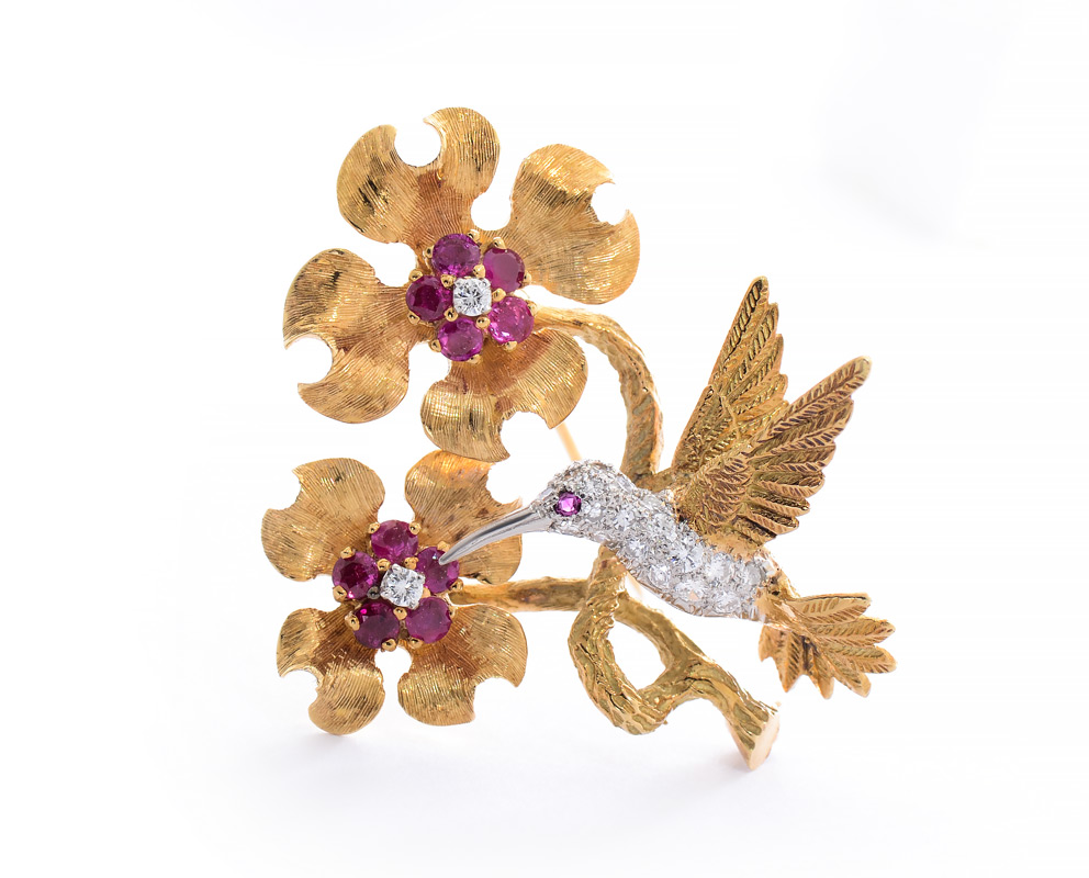 Appraisal: K HUMMINGBIRD FIGURAL BROOCH K yellow gold brooch depicting a