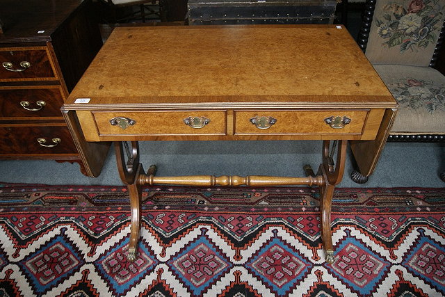 Appraisal: Reproduction walnut sofa tablewith crossbanded top cm across