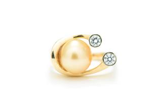 Appraisal: A DIAMOND AND GOLDEN SOUTH SEA PEARL RING A DIAMOND