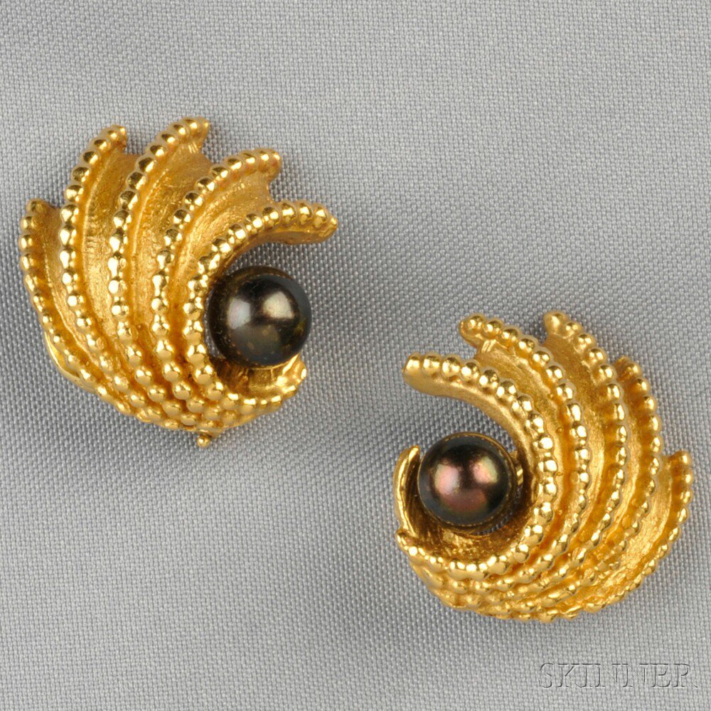 Appraisal: kt Gold and Black Pearl Earclips each designed as a