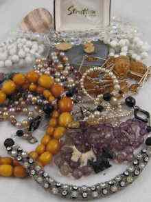 Appraisal: A mixed lot comprising an amber bead necklace a fresh