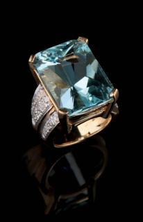 Appraisal: A LARGE FINE K AQUAMARINE AND DIAMOND RING An emerald