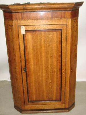 Appraisal: A GEORGE III OAK CORNER CUPBOARD with mahogany banding and