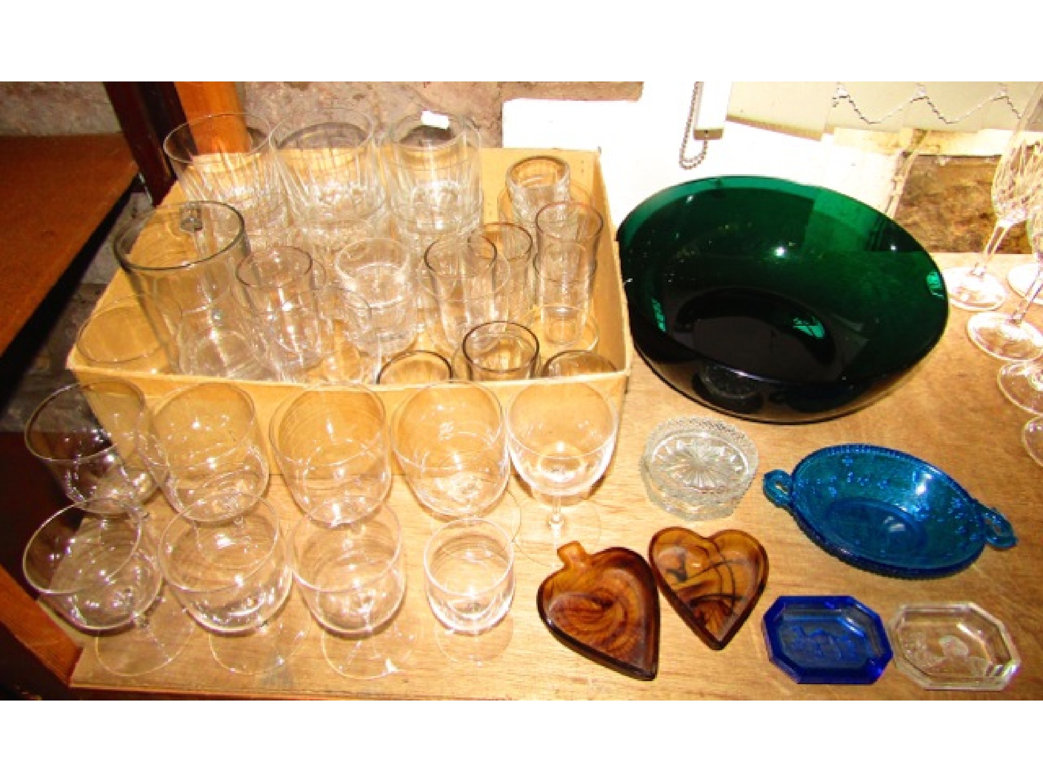 Appraisal: A quantity of various drinking glasses to include beakers heavy