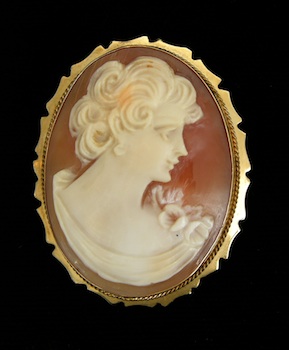 Appraisal: An k Gold Italian Carved Cameo Pendant Brooch k yellow