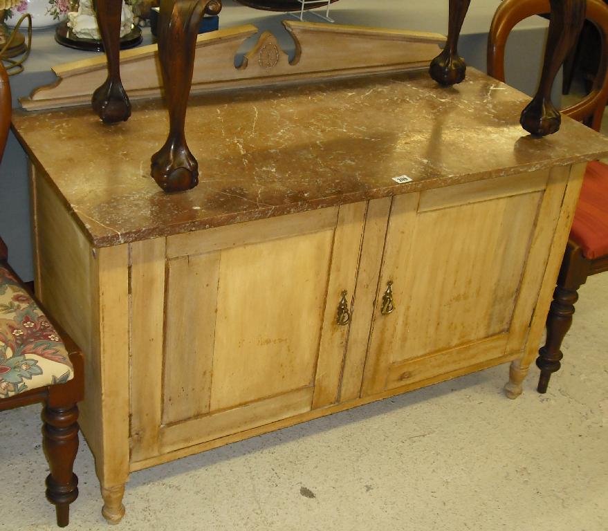 Appraisal: Edwardian marble topped pine washstand the broken arched pediment and