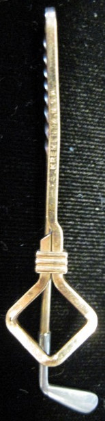 Appraisal: Yellow gold 'golf club' tie tack KrementzSigned by the maker