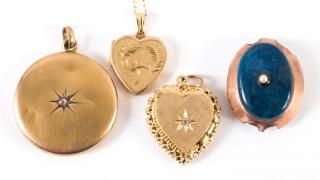 Appraisal: K heart locket with small diamond in the center on