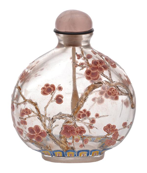 Appraisal: A CLEAR GLASS SNUFF BOTTLE WITH FAMILE ROSE DECORATION AND