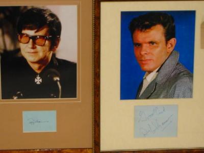 Appraisal: A photograph of Roy Orbison mounted with panel autographed by