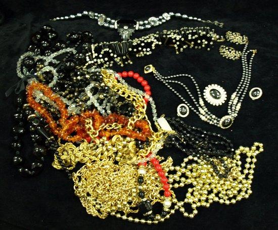 Appraisal: A suite of costume jewellery comprising choker earrings and brooch