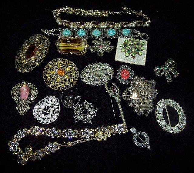 Appraisal: Sundry costume jewellery mainly brooches