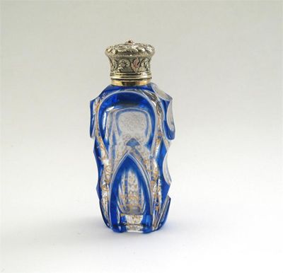 Appraisal: A Victorian mounted faceted glass scent flashed with blue and