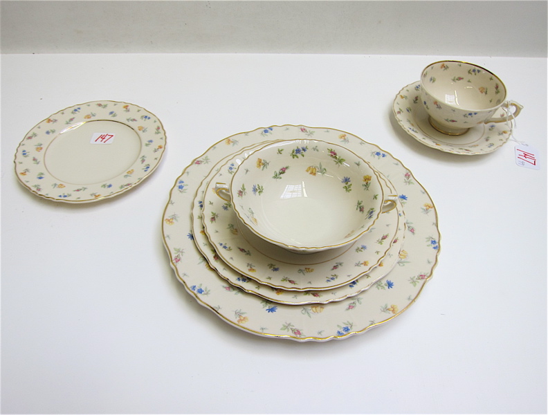 Appraisal: SYRACUSE CHINA SET ninety-nine pieces in the Suzanne pattern comprised