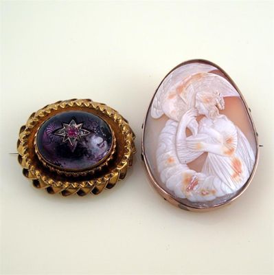 Appraisal: A th century shell cameo brooch depicting Hebe feeding Zeus