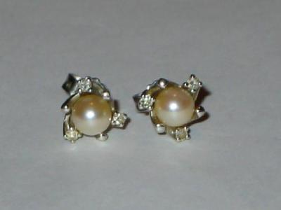 Appraisal: A PAIR OF PEARL STUD EARRINGS the single pearl set