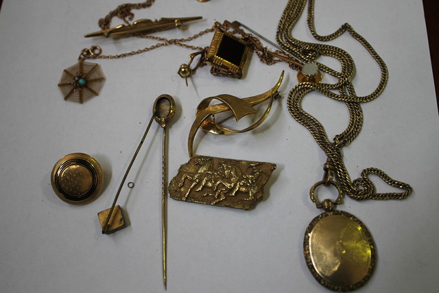 Appraisal: A SMALL COLLECTION OF MISCELLANEOUS GOLD AND OTHER JEWELLERY including