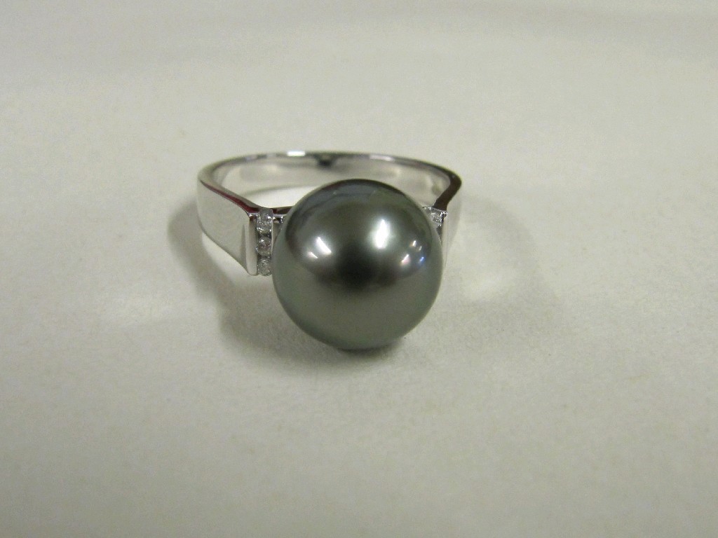 Appraisal: Nine carat white gold black pearl set ring with diamond