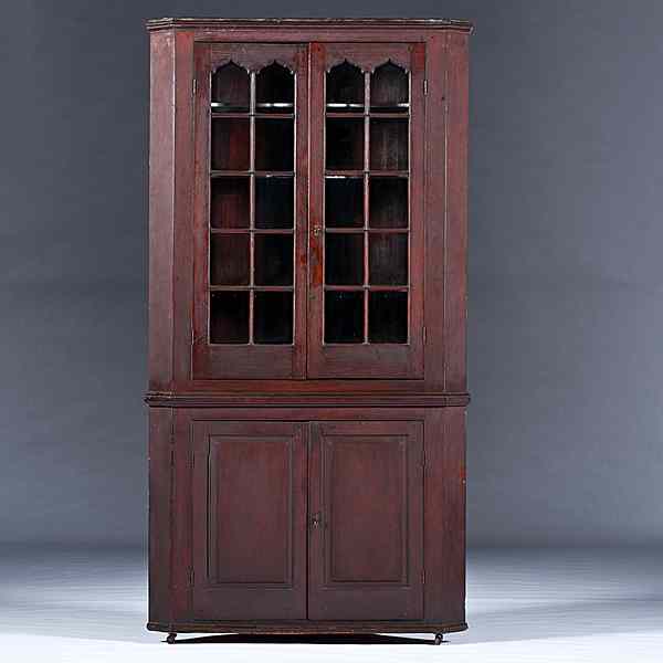 Appraisal: Ohio Corner Cupboard Ohio ca - A one-piece corner cupboard