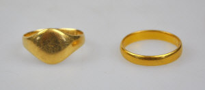 Appraisal: ct wedding band approx g to w ct signet ring