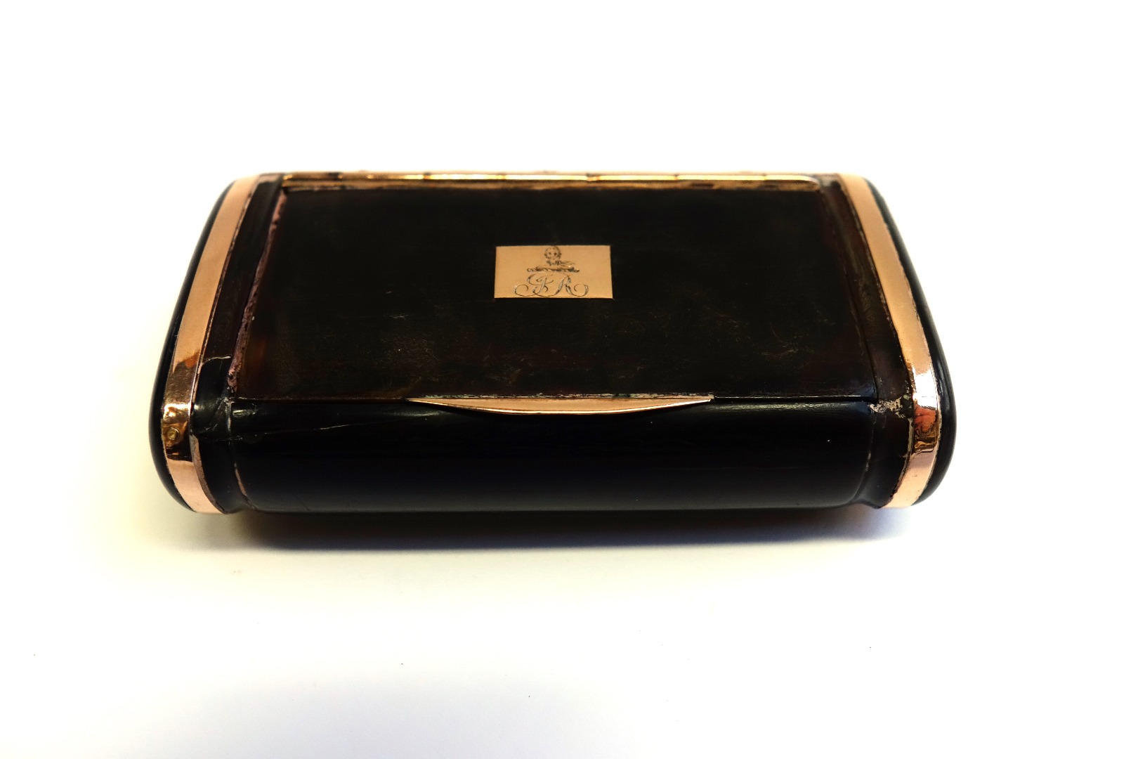 Appraisal: A gold mounted tortoiseshell hinge lidded snuff box of curved