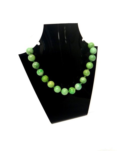 Appraisal: A single row necklace of slightly graduated jade beads on