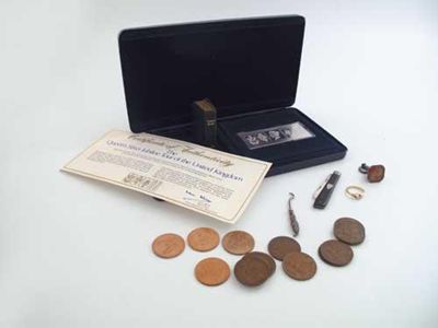 Appraisal: A mixed lot a cased modern Queen's Silver Jubilee ingot