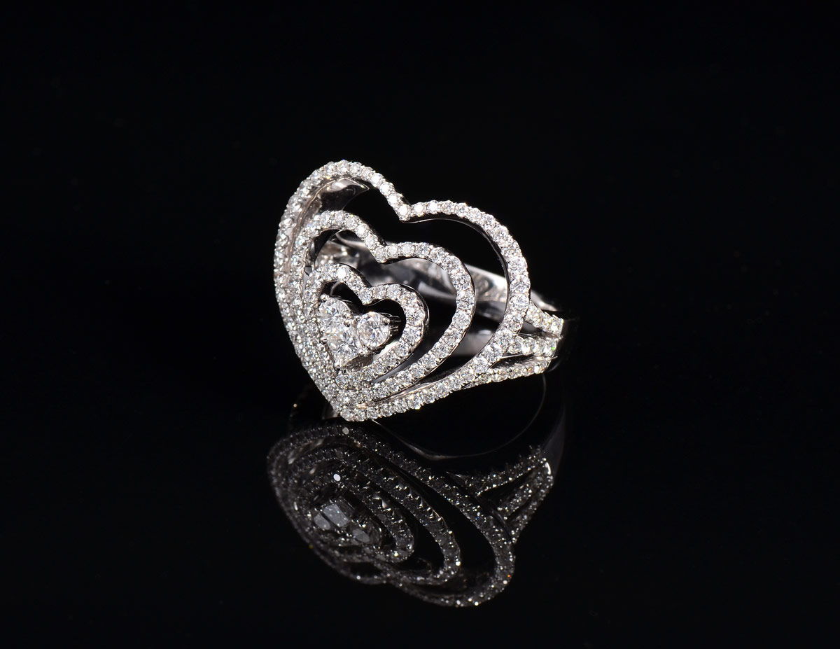 Appraisal: K DIAMOND HEART RING K white gold ring in a