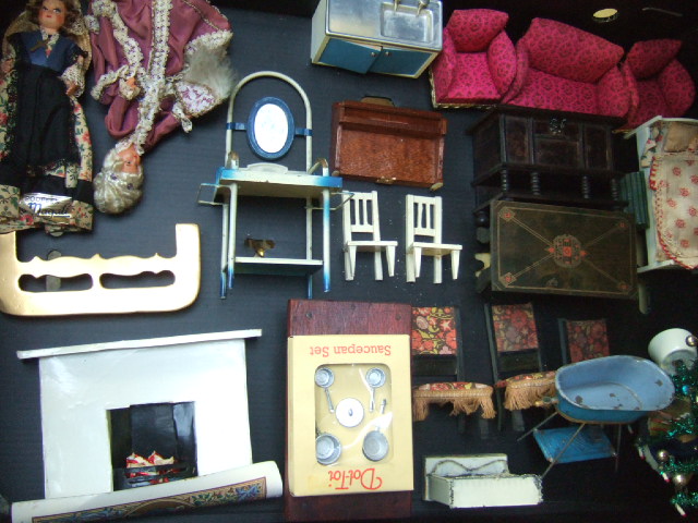 Appraisal: A collection of dolls house and miniature items including a