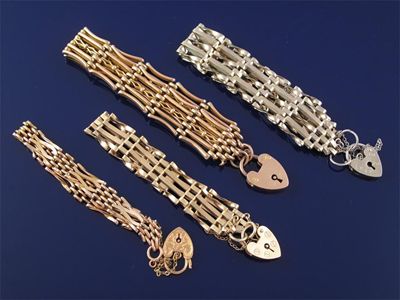 Appraisal: A ct gold gate link bracelet with ct gold padlock