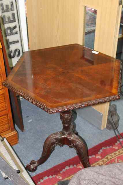 Appraisal: A GEORGIAN STYLE MAHOGANY HEXAGONAL TOPPED TRIPOD OCCASIONAL TABLE the