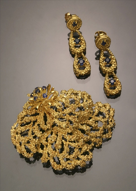 Appraisal: Italian -Karat Yellow-Gold and Blue Sapphire Three-Piece Ensemble Consisting of